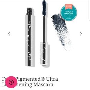 100% pure black tea pigmented mascara